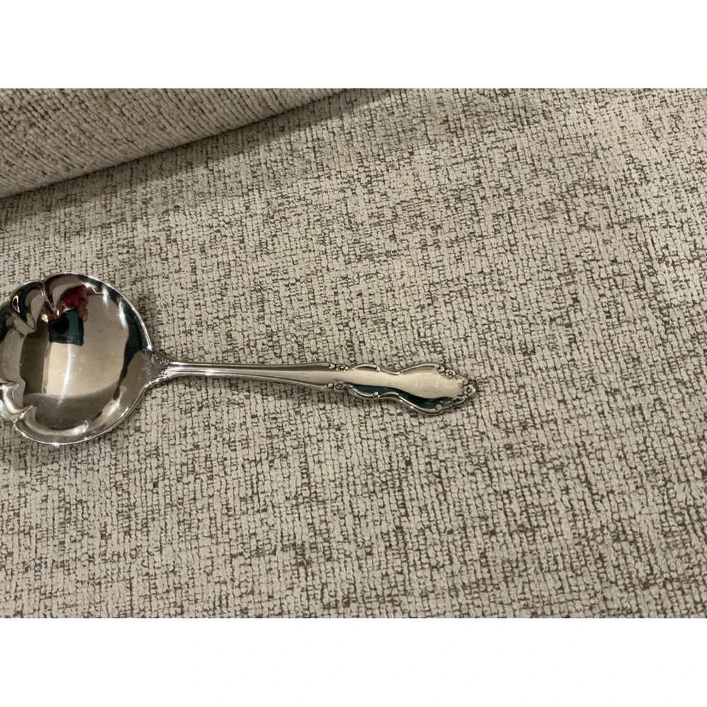 Oneida Damask Rose Stainless Gravy Ladle Scalloped Shell Bowl Floral Handle